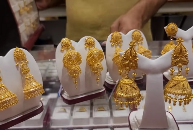 stylish bridal gold jhumka design