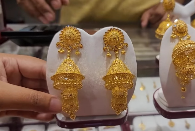 stylish bridal gold jhumka design