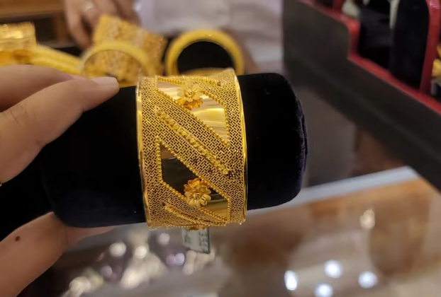 Light weight gold bracelet designs