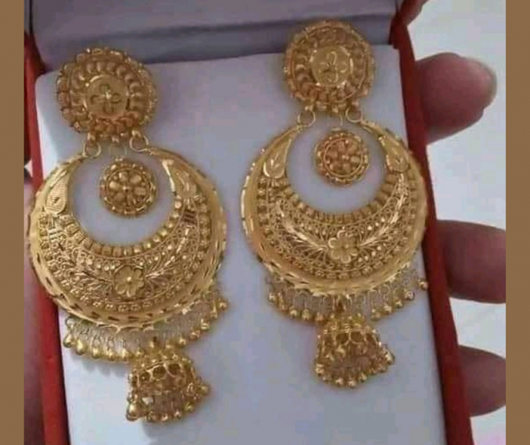 stylish bridal gold jhumka design