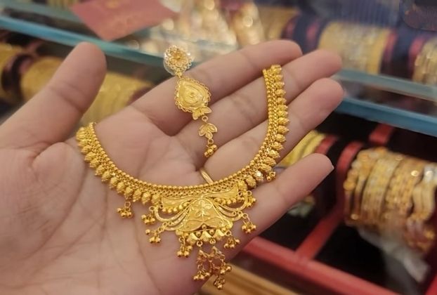 gold necklace under 60,000