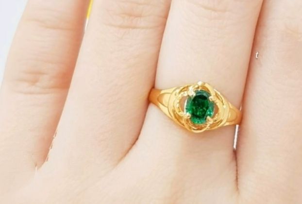 green stone gold ring design