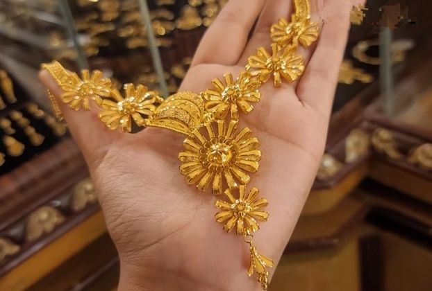 latest gold necklace set designs with price