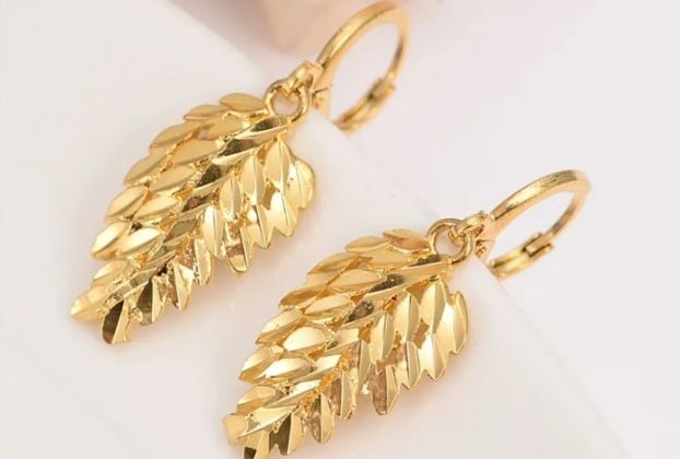 Attractive gold earrings designed in leaf design