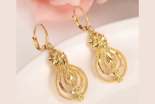 gold stud earrings dubai