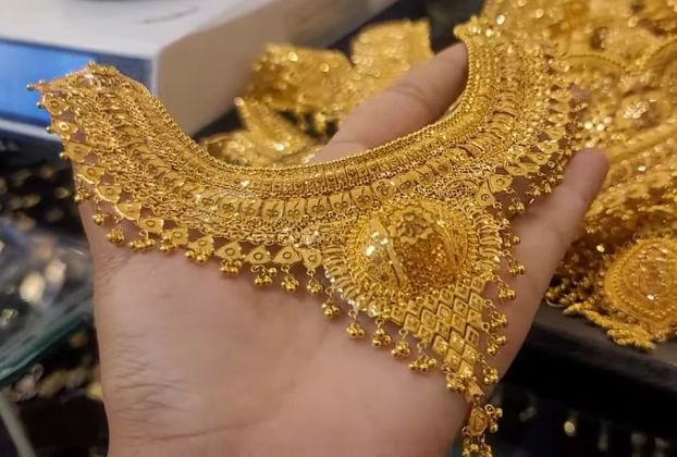 viral gold necklace