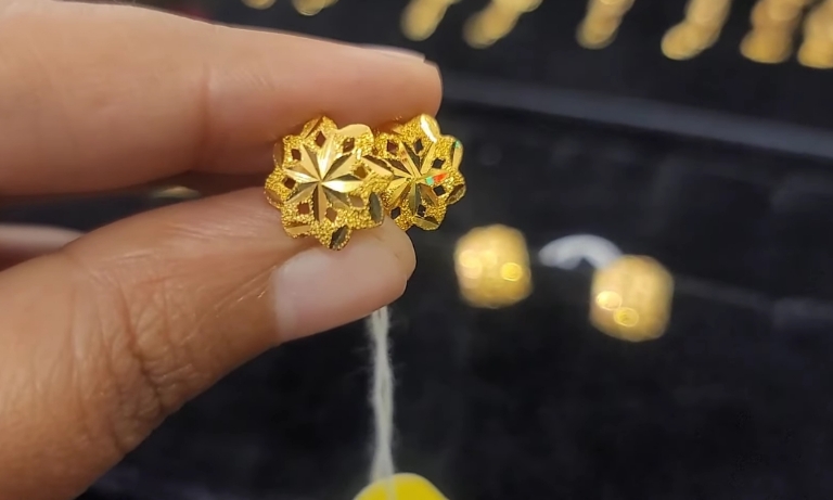Small flower Earrings, Gold