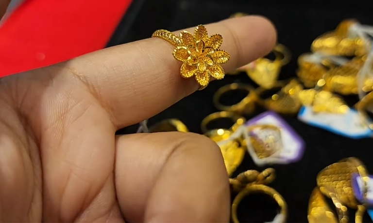 Image of Flower Gold Ring for Ladies