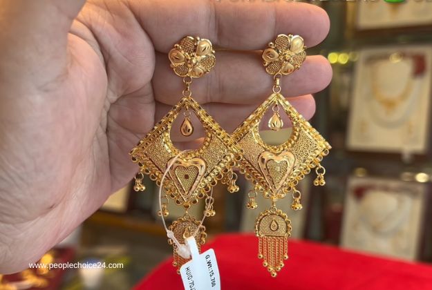 Gold earrings for stylish women 