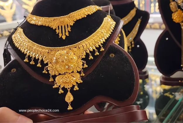 Floral gold necklace designs in India 