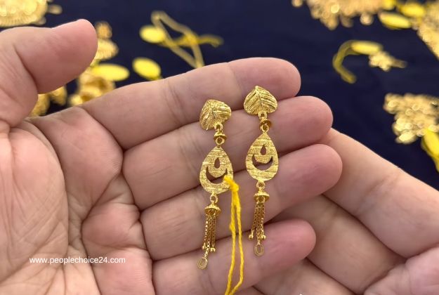 Long earrings in gold 