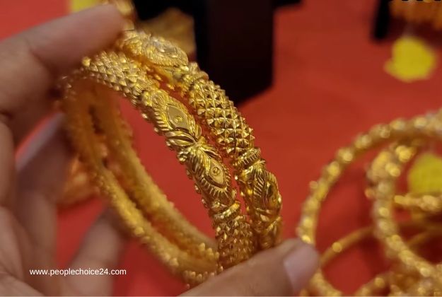 Small floral design gold bangle 