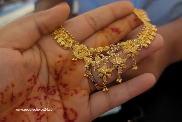 Floral design gold necklace in 7 grams 