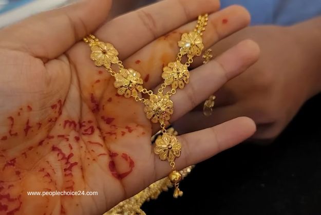 Simple Gold Necklace in 50,000 rs