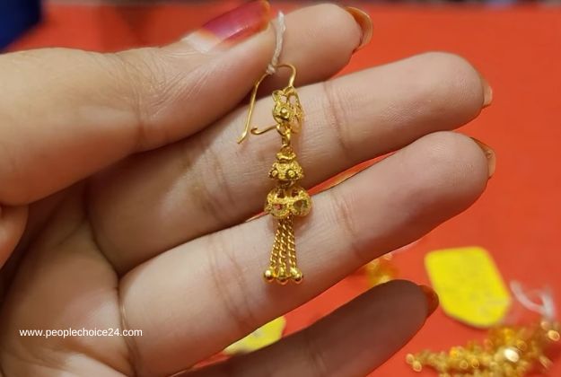 Small gold earrings tops 