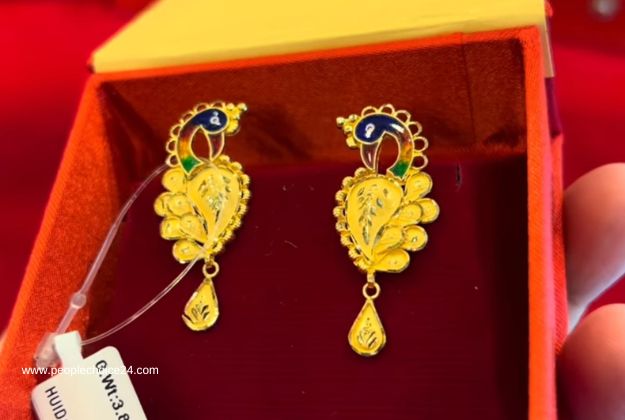 Gold earrings tops under 10,000