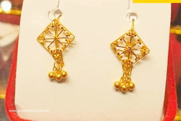 Eye catching gold earrings for daily ware 