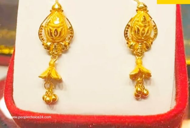 Floral design gold earrings 