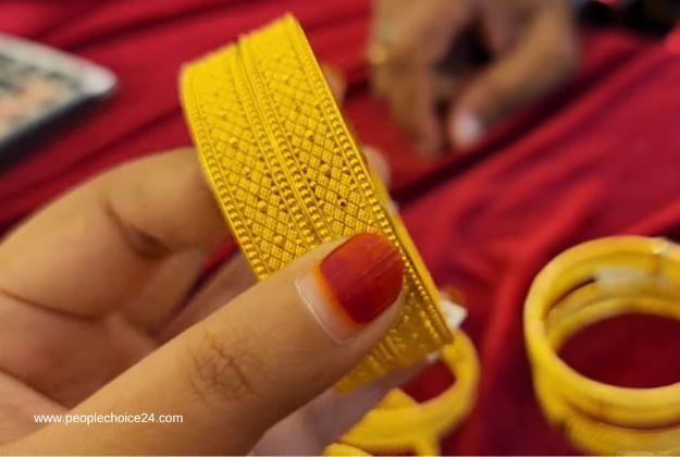 Simple gold bangle for brides 
