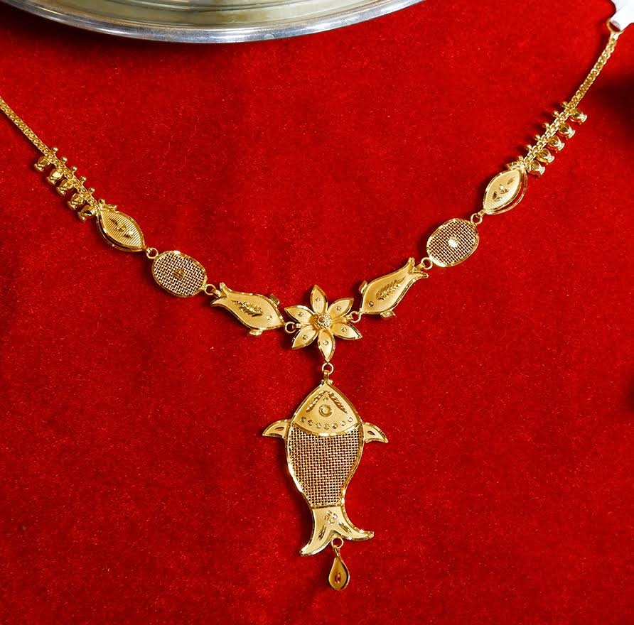 Most effective gold necklace for party wear 