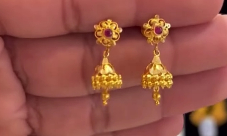 Latest 22k Light Weight Daily Wear Gold Earring Design with Weight and Price