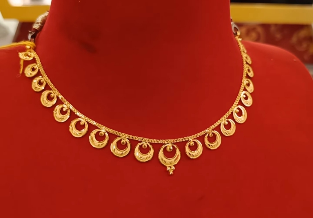 Hasli Haar in gold necklace