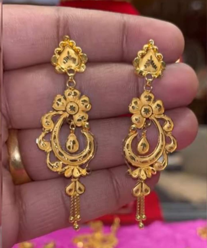 Earrings that look like a peacocks