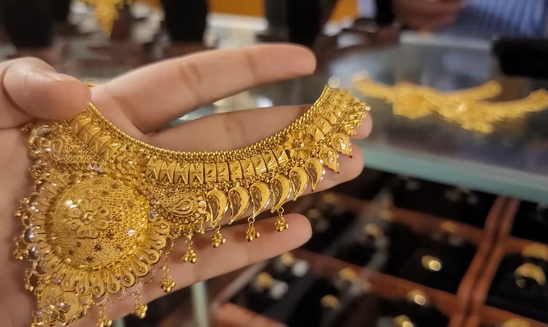 Lightweight necklace designs 