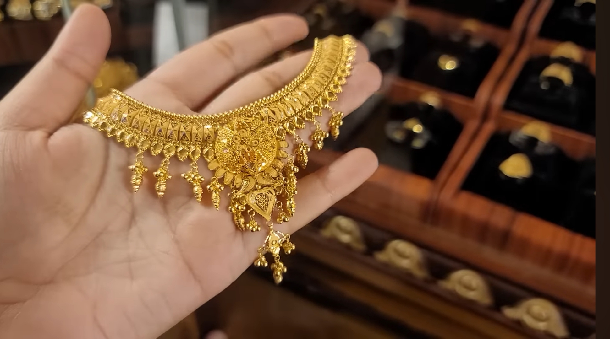 Lightweight necklace designs 