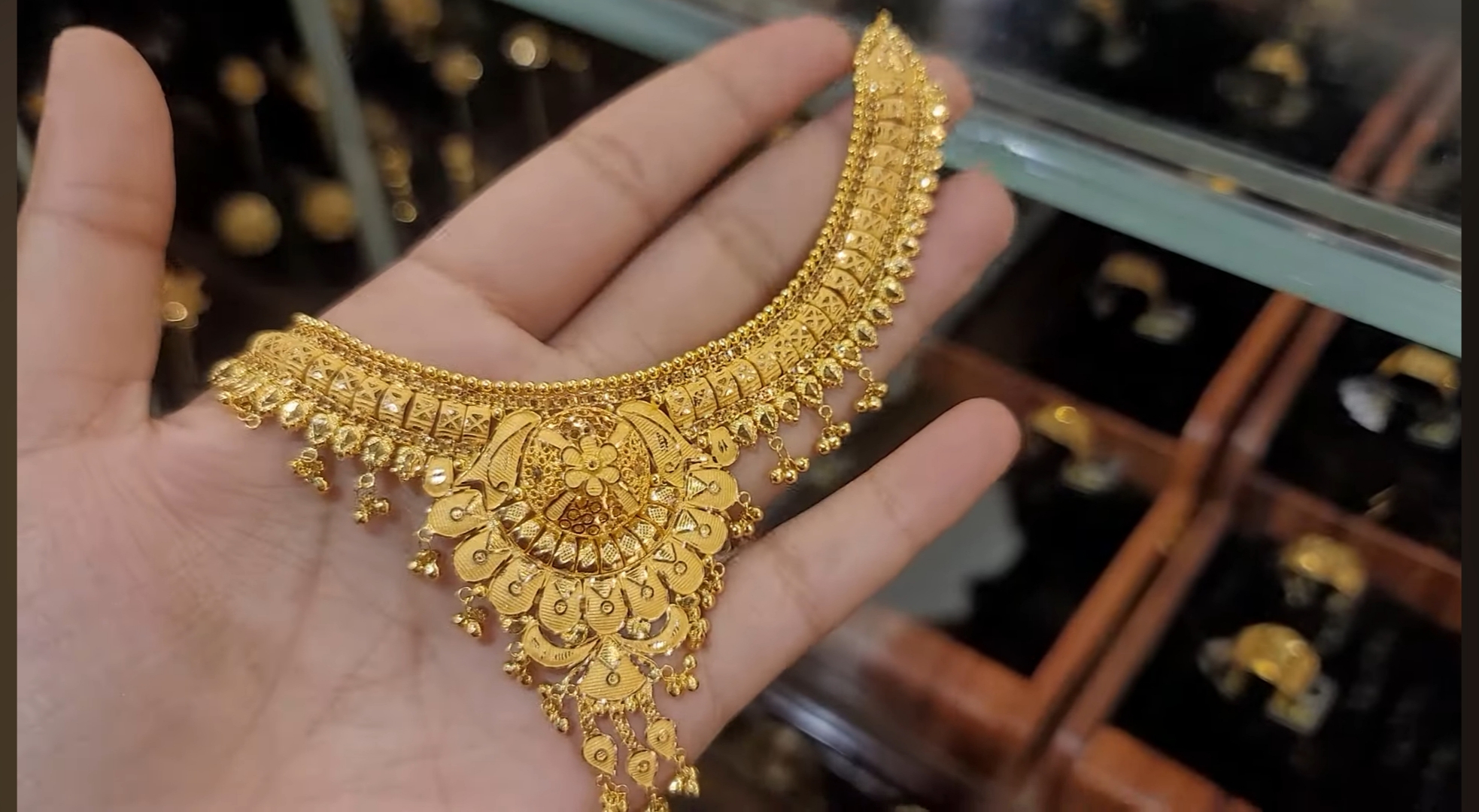 Lightweight necklace designs 