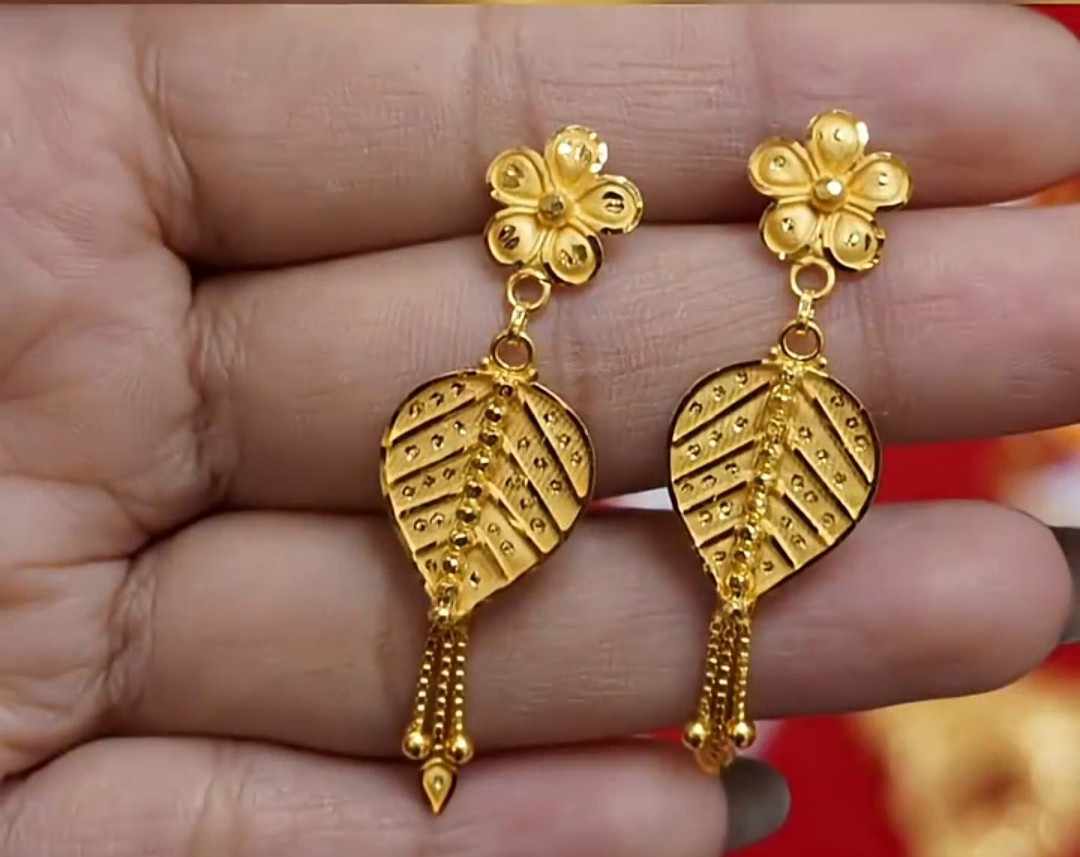 Leaf Design Gold Earrings